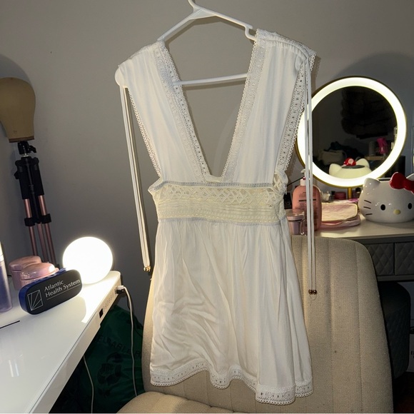 White Plunge Sleeveless Lace Dress - Picture 3 of 11